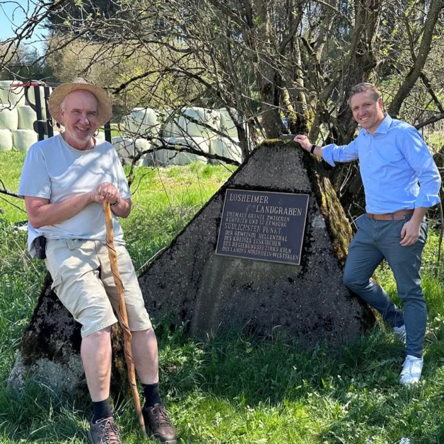 Bei Kehr in der Gemeinde Hellenthal liegt nicht nur der südlichste Punkt unseres Kreises sondern auch der südlichste Punkt von ganz NRW. 
Hier habe ich mich mit Ralf Spilles getroffen, der ein beeindruckendes Wander-Projekt (fast) hinter sich hat. Er hat in den letzten 8 Jahren die Außengrenze von ganz NRW umwandert - ca. 1700 km in bisher 119 Etappen. Und dabei ist er in den letzten Wochen eben auch durch unseren Kreis gewandert, der südlichste Punkt durfte dabei nicht fehlen. 
Dieses Vorhaben so durchzuziehen und die Geschichten aus seinen Erlebnissen haben mich sehr beeindruckt! Für die letzten Meter bis zum Ziel in Aachen wünsche ich alles Gute!
