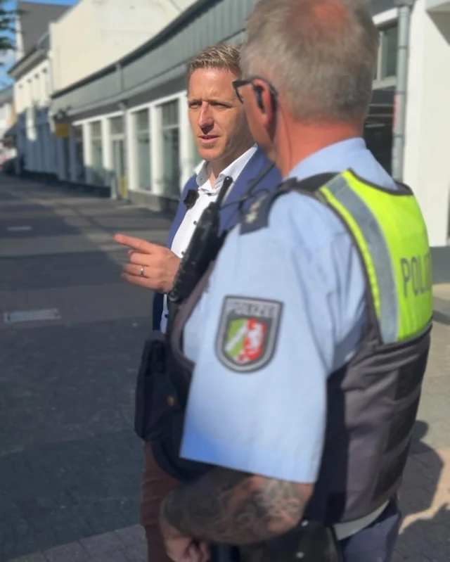 Bei schönstem Wetter lädt die größte Kirmes im Kreis zum Feiern ein. 😎
Unsere Polizei wird an den Kirmes-Tagen in Euskirchen verstärkt Kontrollen durchführen und arbeitet eng mit dem Ordnungsamt der Stadt zusammen.
Ich habe mir gestern die Arbeit der Kolleginnen und Kollegen angeschaut. Was mich sehr freut: Die allermeisten Kirmes-Besucher reagieren positiv auf die Kontrollen und begegnen der Polizei freundlich. Denn es geht eben nicht um Gängelei oder Generalverdacht sondern um größtmögliche Sicherheit. Danke für eure Arbeit!