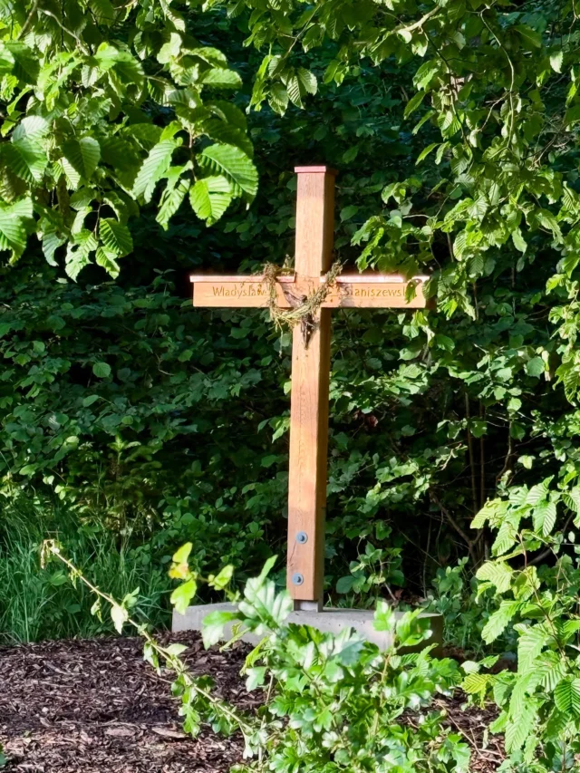 Ein Kreuz. Ein Name. 
Es erinnert an Władysław Staniszewski, an einen jungen Mann aus Polen, der als Zwangsarbeiter nach Deutschland verschleppt wurde – und der hier, am Ortsrand von Lommersdorf, am 30. Oktober 1942 durch die SS öffentlich erhängt wurde.
Heute haben wir mit Angehörigen von Władysław Staniszewski dieses erneuerte Kreuz eingeweiht. Das ist etwas Besonderes, denn wir setzen der Entmenschlichung dieses jungen Mannes durch die Nationalsozialisten ein würdevolles Gedenken entgegen. Wir erinnern nicht nur um der Toten willen – sondern für die Lebenden. Für unsere Kinder. Für unser Miteinander. Wir erinnern, damit Unrecht nicht wieder salonfähig wird. Wir erinnern, damit wir nicht einander gleichgültig werden.
Danke an Markus Schmitz für seinen unermüdlichen Einsatz für die Aufarbeitung dieses Schicksals. Danke genauso an Bürgermeisterin @jennifermeuren und die Gemeinde Blankenheim, an Ortsvorsteher @es3muellert und die Lommersdorfer Dorfgemeinschaft sowie alle Sponsoren. 
Dass heute so viele Bürgerinnen und Bürger dabei waren, macht Mut. Möge dieser Ort für ein Versprechen stehen: Nie wieder.