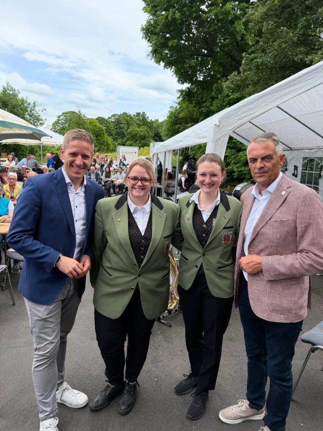 Musik bringt Leben in unsere Dörfer 🎶🎺
Geneinsam mit Bürgermeister Rudolf Westerburg war ich heute beim 70-jährigen Jubiläum des @mvwolfert . 
Ein engagierter junger Vorstand mit Maike Merten und Maren Klein, Gründungsmitglieder, die zu Recht besonders geehrt wurden, leckeres Essen vom DRK Ortsverband Hellenthal und eine gemeinsame musikalische Einlage mit befreundeten Vereinen - mehr geht nicht! 
Danke für den großartigen Einsatz und das schöne Fest!