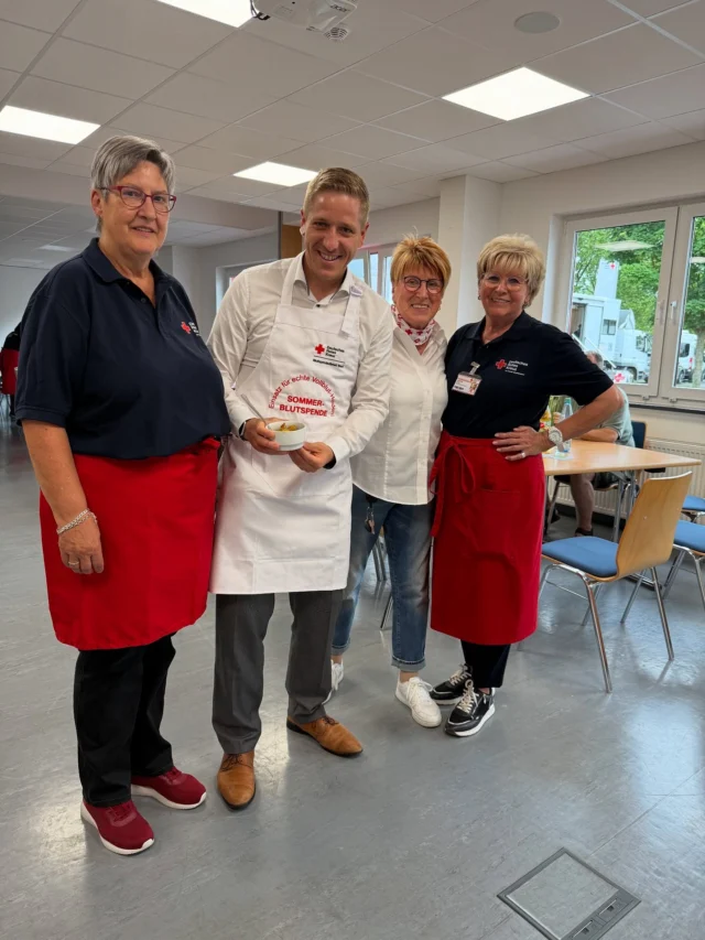 Danke an das tolle ehrenamtliche Blutspende-Team des DRK 🩸🙏
Gut organisiert, professionell betreut, liebevoll umsorgt und natürlich eine leckere Stärkung nach der Spende. Damit die großartige Currywurst nicht mein weißes Hemd bekleckert, durfte ich mir sogar eine Schürze kurz ausleihen.