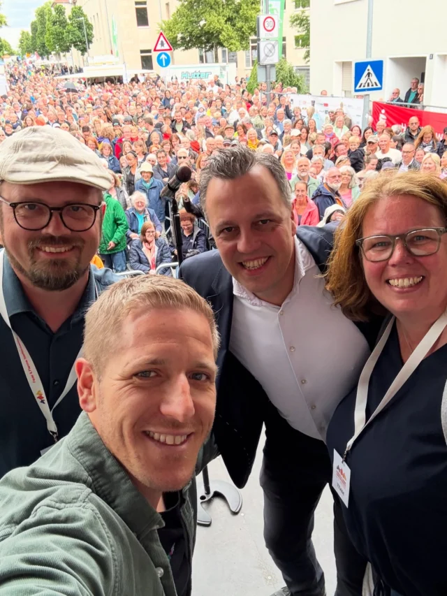 Impressionen vom Stadtkirchenfest in Euskirchen - wunderbare Begegnungen und ein starkes Zeichen der Gemeinschaft. Da soll nochmal einer sagen der evangelische Kirchentag in Hannover oder das Konklave in Rom seien die religiösen Ereignisse des Jahres gewesen. 
Danke an alle Beteiligten für die tolle Arbeit!