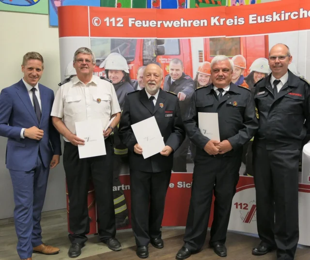 Ehre, wem Ehre gebührt! In dieser Woche durfte ich unserem Kreisbrandmeister a.D. Udo Crespin und seinen langjährigen Mitstreitern Walter Wolff und Harald Heinen die Verdienstmedaille unseres Kreisfeuerwehrverbandes überreichen. Es ist beeindruckend, was die drei für den Verband und natürlich für die Feuerwehren im Kreis Euskirchen geleistet haben. Danke 🙏 

Dem Vorstandsteam des Verbandes um den wiedergewählten Vorsitzenden Kreisbrandmeister Peter Jonas wünsche ich weiter viel Erfolg! Das wertvolle Engagement unterstützen wir als Kreis zum Beispiel mit der Kostenübernahme von Ausbildungen und Lehrgängen.