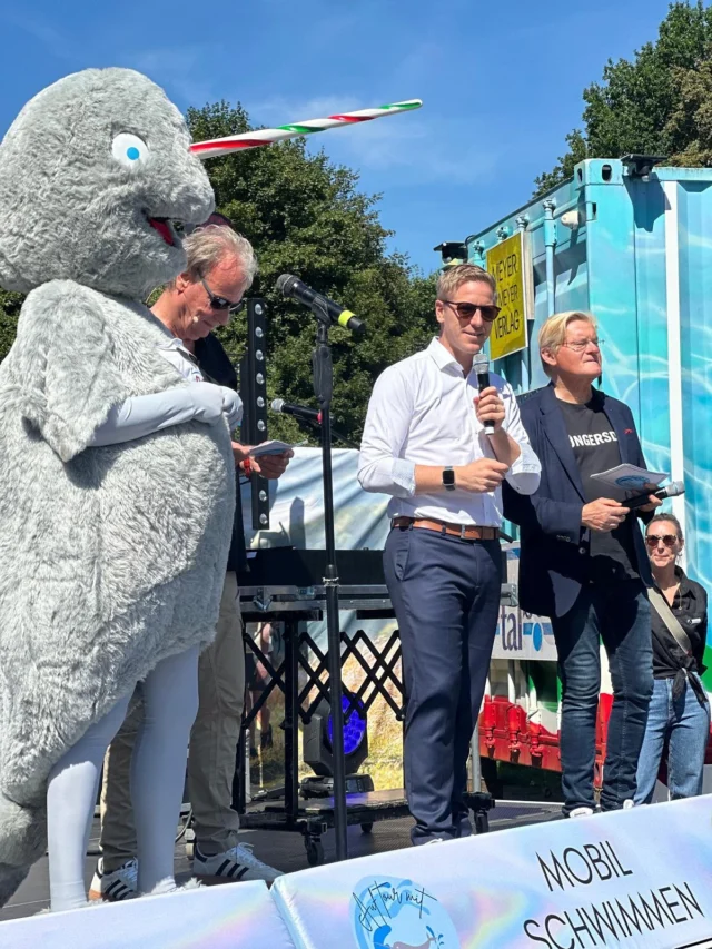 Schwimm Narwali, schwimm! 🐳 Eine grandiose Eröffnungsfeier des Schwimm-Containers Narwali bei seiner ersten Station im Kreis Euskirchen an der Ahrgrundschule in Blankenheim. Der Stadionsprecher des FC war mit dabei, die Räuber, die Staatssekretärin für Sport und Ehrenamt, Bürgermeisterin, Landtagsabgeordneter, die Sponsoren, Lehrerinnen und Lehrer, Eltern und vor allem ganz viele Kinder, die richtig viel Spaß hatten. 
Und es geht um ein wichtiges Thema: Schwimmen lernen ist mehr als ein bisschen Spaß im Wasser - es dient der Sicherheit unserer Kinder und fördert ihr Selbstvertrauen! Wir dürfen nicht hinnehmen, dass immer weniger Kinder schwimmen können. Der Schwimm-Container ist hier ein Baustein, um etwas dagegen zu tun. Danke an das Land NRW für die Förderung, an den KSB Düren für die kompetente Umsetzung und an die Sponsoren aus dem Kreis, die einen wichtigen Beitrag leisten.