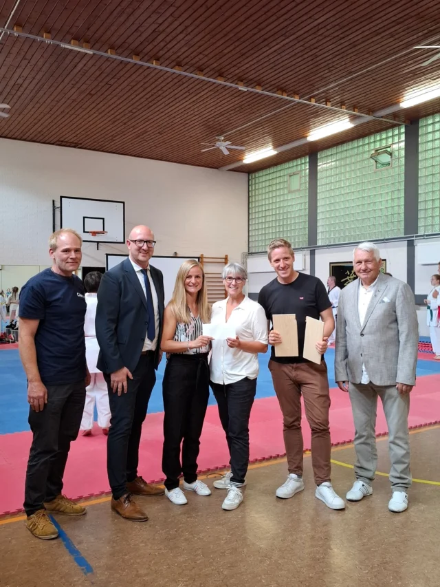 Wochenend-Recap 📸🎞️
Beim Taekwando ein Brett durchgeschlagen, ein Tor im Fußball erzielt und vor allem unglaublich engagierte Menschen getroffen - in der Kita, in der Grundschule, im Verein, bei der Einweihung der Kaller Bürgerhalle, beim Konzert. Und ein Huhn lief auch noch bei uns durchs Beet 🐓
Danke für alles, was ihr für unseren Kreis auf die Beine stellt! 🙏