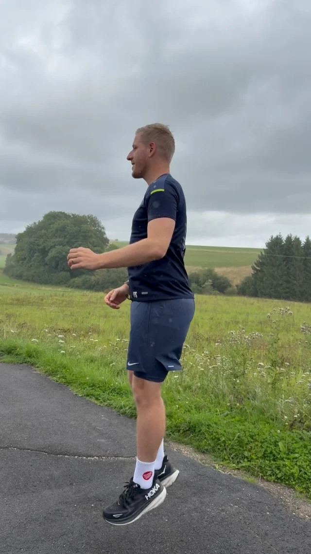 Kleine Modenschau - danke für die vielen schönen Trikots und Shirts ❤️🏃
Wir haben so tolle Vereine im Kreis Euskirchen und ich werde eure Farben und Wappen mit Stolz tragen. Morgen geht’s los auf die 200 km Tour. Hoffentlich geben die schönen Trikots ein wenig extra Kraft 😉💪