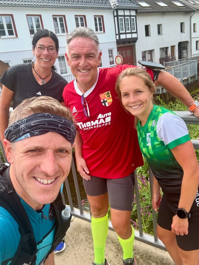Tag 2 von Berk nach Gemünd 🏃❤️
Heute insgesamt 32 km und unterwegs hatte ich immer super nette Lauf-Begleitung. 
Mit der mehrfachen Eifelcup-Siegerin @eifelkomet war sogar ein echter Profi dabei 🚀
Dazu ein interessanter Betriebsbesuch bei Stocko, ein produktiver Austausch zum Thema Gefahrenabwehr mit dem @thwschleiden , eine wohltuende Abkühlung im @rosenbad.gemuend und ein gemütlicher Ausklang beim @istanbuldoenergemuend 
Danke an alle, die zu dem super Tag beigetragen haben! Und ich hoffe jetzt auf schnelle Regeneration der Beine 😬