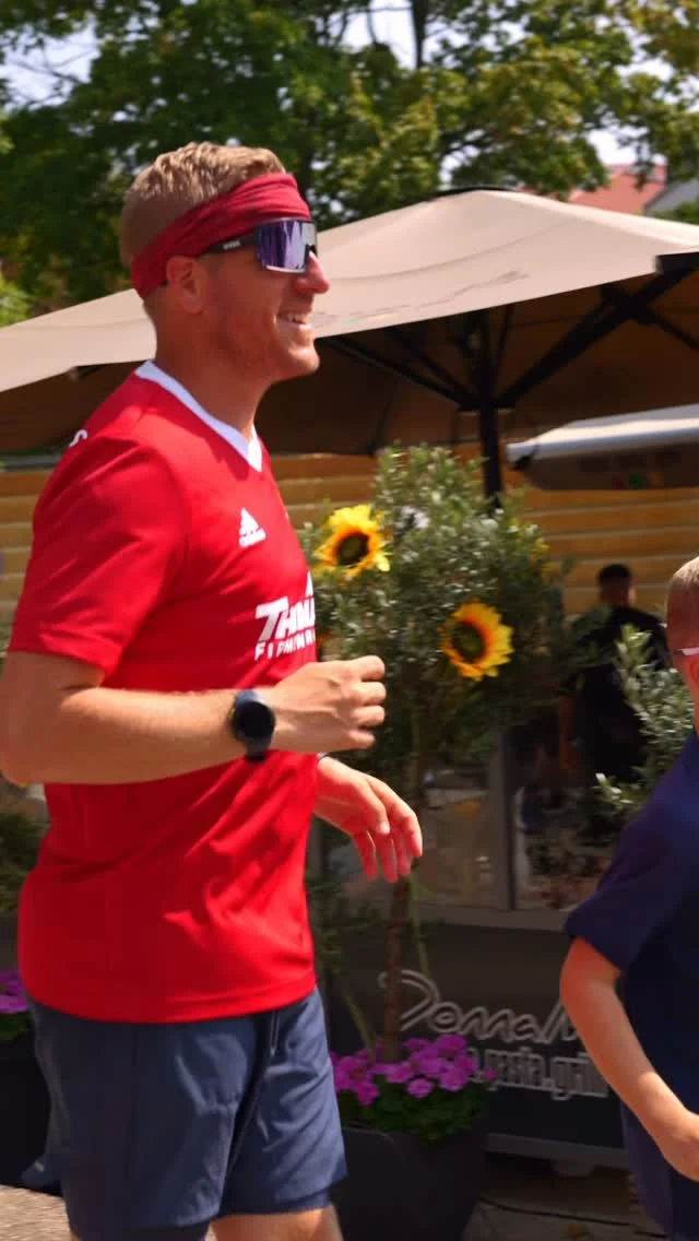Das Highlight-Video von unglaublichen 200 km und 7 Tagen durch unseren wunderbaren Kreis Euskirchen. DANKE ❤️

…an alle, die mitgelaufen sind. 
…für die vielen guten Gespräche unterwegs und während der Pausen. 
…für die großartigen Vereins-Trikots, die ich tragen durfte. 
…für jede Anfeuerung an der Strecke. 
…an die Unternehmen, Vereine und Institutionen, die mir wertvolle Einblicke in ihre Arbeit und oftmals eine kleine Stärkung geschenkt haben. 
…für die unverzichtbare Hilfe bei der Planung und während der Tour. 
…an alle, die auf Social Media mitgefiebert haben. 

Diese Woche werde ich so schnell nicht vergessen.