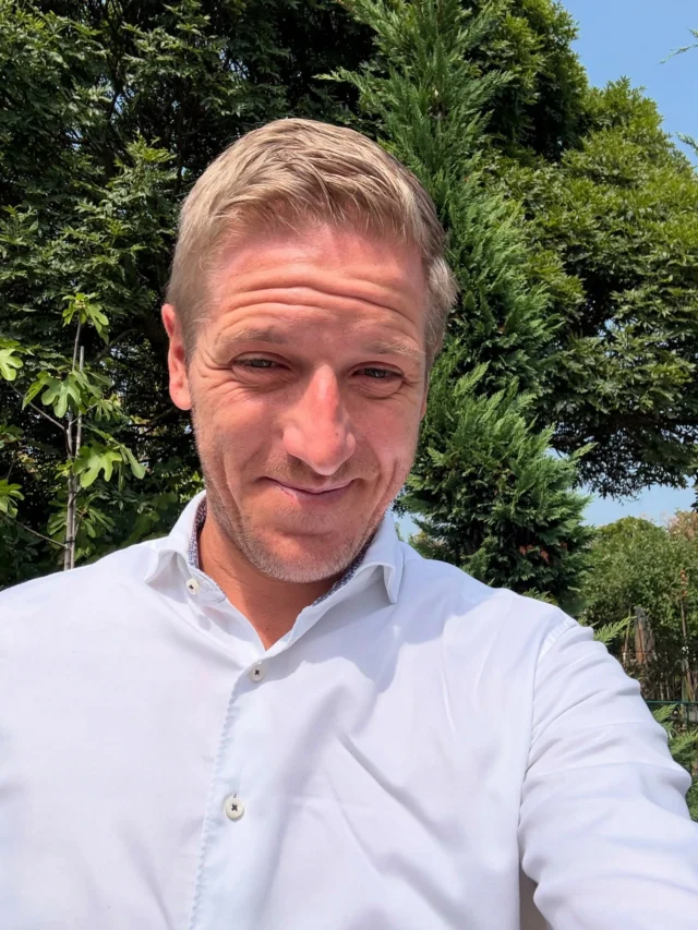 Einen Baum pflanzen in 48 Stunden…🤔

@bv_kleinbuellesheim hat mich zu dieser netten Challenge herausgefordert und mit Unterstützung des @kinderschutzbund.bam habe ich heute einen Apfelbaum auf den Außengelände der KiTa Magische 12 in Bad Münstereifel gepflanzt. Möge er gut wachsen und den Kindern Freude machen 🌳🍎
In der Bildergalerie seht ihr den Fortschritt von anfänglicher Skepsis bis zur Pflanzung. Hat Spaß gemacht!