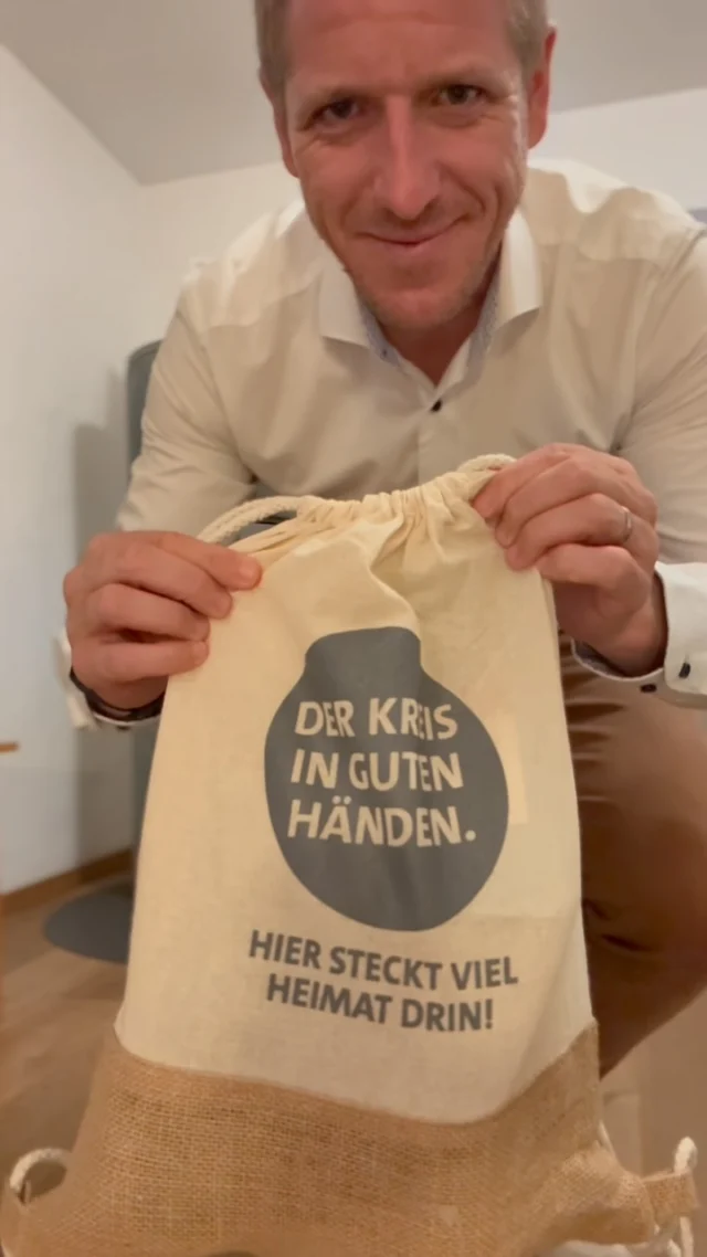 In diesen Beuteln steckt viel Heimat drin und zwar hochwertige regionale Produkte wie Kaffee, Kompott, Honig, Nudeln und Bier ❤️😋
In den nächsten Tagen gehen 100 Heimatbeutel auf die Reise zu Gewinnerinnen und Gewinnern des Rätsels aus meinem Ramers-Magazin. Danke, dass so viele mitgemacht haben - bei über 400 Teilnehmenden haben wir die ursprünglich geplante Anzahl von 5 Preisen dann doch nochmal erhöht.