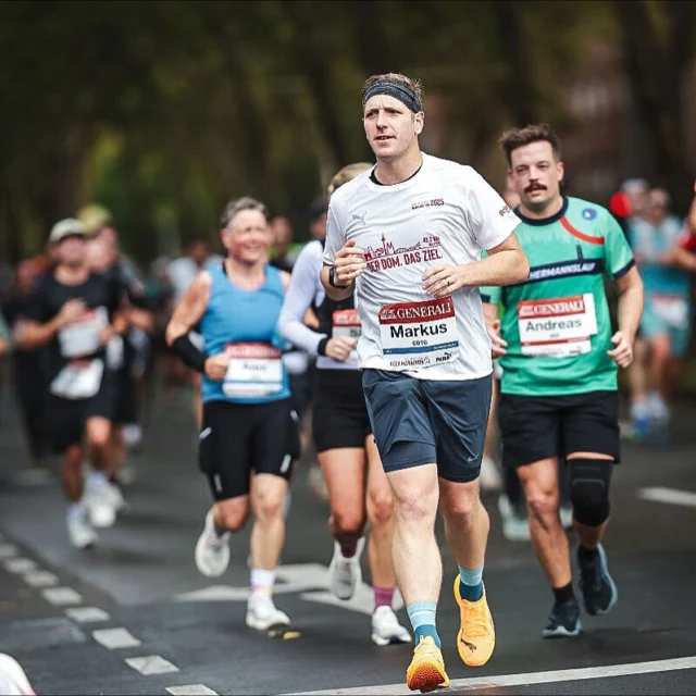 Heute vor einer Woche bin ich meinen ersten Marathon gelaufen. Die Muskeln regenerieren sich langsam, aber die Erinnerungen an diese 42 km durch Köln bleiben vermutlich ewig 🏃❤️
Und ja natürlich hat es am Ende auch ein bisschen weh getan 😬 Die großartige Stimmung in Köln hat mich trotzdem bis zum Dom getragen. 
Und nein, die Vorbereitung war kein reines Vergnügen - 30 km Läufe können sehr sehr lang werden und das Training passt auch nicht so ganz einfach in einen vollen Terminkalender. 
Was bleibt ist die Gewissheit, dass es sich lohnt, ambitionierte Ziele zu verfolgen (es muss auch kein Marathon sein) und dran zu bleiben, wenn es mal schwieriger wird. 💪