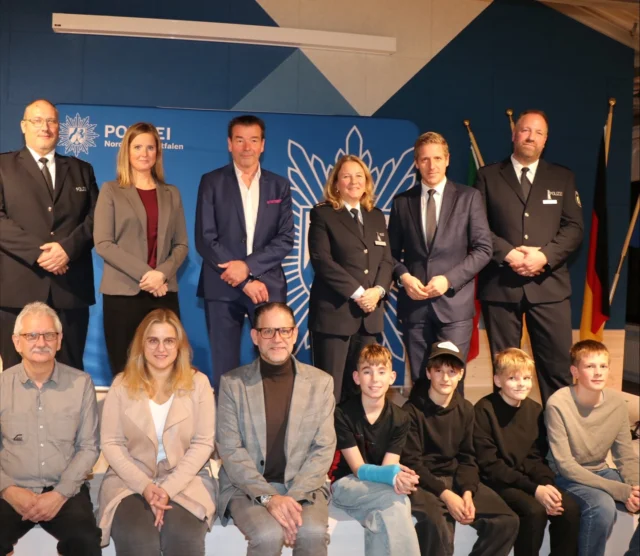 Zivilcourage ist keine Frage des Alters, sondern der Haltung! 
Glückwunsch an unsere Preisträger des Zivilcourage-Preises der Kreispolizeibehörde Euskirchen 2025:
🏆 Ein Mann und eine Frau haben sich um Kinder gekümmert, die verwahrlost über die Straße liefen. Sie haben ihnen frische Kleidung und Essen gegeben und sie zur Polizei gebracht. 
🏆 Eine Autofahrerin hat ein anderes Schlangenlinien fahrendes Fahrzeug der Leitstelle gemeldet, ist diesem gefolgt und hat so dafür gesorgt, dass die Polizei die stark alkoholisierte Fahrerin sicher stoppen konnte. 
🏆 Ein Mann meldet nachts verdächtige Geräusche auf einem Friedhof. Nach Zugriff der Polizei kann so ein Tatverdächtiger festgenommen werden, der für eine Diebstahl-Serie verantwortlich war. 
🏆 Ein Mann hört Schreie in der Nachbarwohnung und geht hin. Dort findet er eine schwer verletzte Frau, die von ihrem Partner mit einem Messer attackiert wurde. Er leistet Erste Hilfe und rettet so das Leben dieser Frau. 
🏆 Und 5 Kinder beobachten einen tödlichen Verkehrsunfall. Sie kehren mit ihren Eltern zur Unfallstelle zurück und tragen mit ihren Zeugenaussagen entscheidend dazu bei, das Unfallgeschehen korrekt zu rekonstruieren. 
Dass es Menschen gibt, die hinsehen statt wegzusehen, die handeln statt zu schweigen - das macht mir Mut. Unsere Polizei im Kreis hat circa 50.000 Einsätze pro Jahr. Es sind Menschen wie unsere Preisträger, die die Arbeit der Kolleginnen und Kollegen maßgeblich unterstützen. Danke 🙏