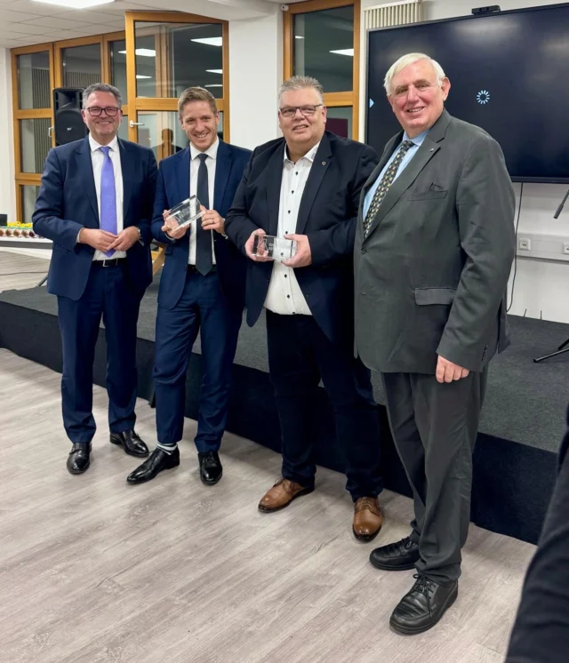 Ein Tag, an dem wir alle zusammen ruhig mal ein bisschen stolz sein können: Minister Karl-Josef Laumann hat den ersten Förderbescheid für unsere Zukunftswerkstatt BZE vorbei gebracht. Ein Leuchtturm für den Strukturwandel im rheinischen Revier und ein echter Meilenstein für den Kreis Euskirchen. 
Wir zeigen damit: Wir glauben an die Zukunft unserer Region und wir setzen dabei auf eine starke berufliche Bildung als Motor für die Wirtschaft. 
Danke an das engagierte Team des BZE um Jochen Kupp und an alle Unterstützer im Ministerium, bei der Bezirksregierung,Im Rheinischen Revier, bei IHK, HWK und bei uns im Kreishaus - gemeinsam geht‘s voran 💪🚀