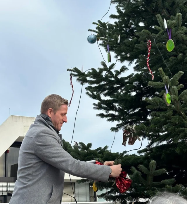 Weihnachtsmärkte, Adventskalender, alles festlich geschmückt, Weihnachtsfeiern mit den Kolleginnen und Kollegen, Wichtel ziehen ein, Glühwein, Kakao und ganz schön viel leckeres Essen - also ich mag diese Zeit im Jahr ✨🎄🎅
Letzte Woche haben wir auch vor dem Kreishaus einen großen Baum gemeinsam mit Schülerinnen und Schülern unserer @hvs.euskirchen geschmückt. 
Was sind eure Highlights in der Advents- und Weihnachtszeit?