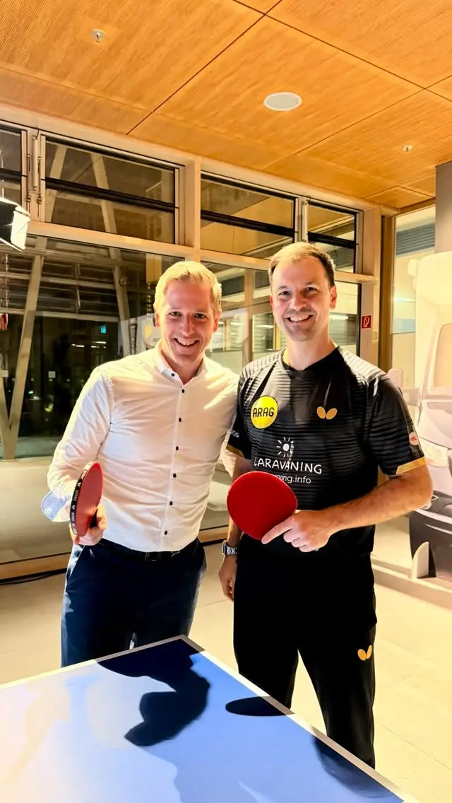 Was für ein Erlebnis 🏓

Einmal mit Timo Boll an der Platte zu stehen war ein ganz besonderes Gefühl für mich - einer der besten Tischtennis-Spieler aller Zeiten, vermutlich der bekannteste und beliebteste Deutsche in China, 7-maliger Olympia-Teilnehmer und vor allem charakterlich ein ganz Großer. 
Ich habe als Kind und Jugendlicher nämlich selbst viel Tischtennis gespielt (sogar mal recht erfolgreich). Heute bin ich hin und wieder für die 1. Mannschaft von Sportfreunde 69 im Einsatz. 

Timo Boll hat übrigens nicht nur mit seinem Ballgefühl überzeugt sondern beim NRW-Abend auch einen ermutigenden Impuls für Olympische Spiele in Deutschland gegeben. Danke Timo!
