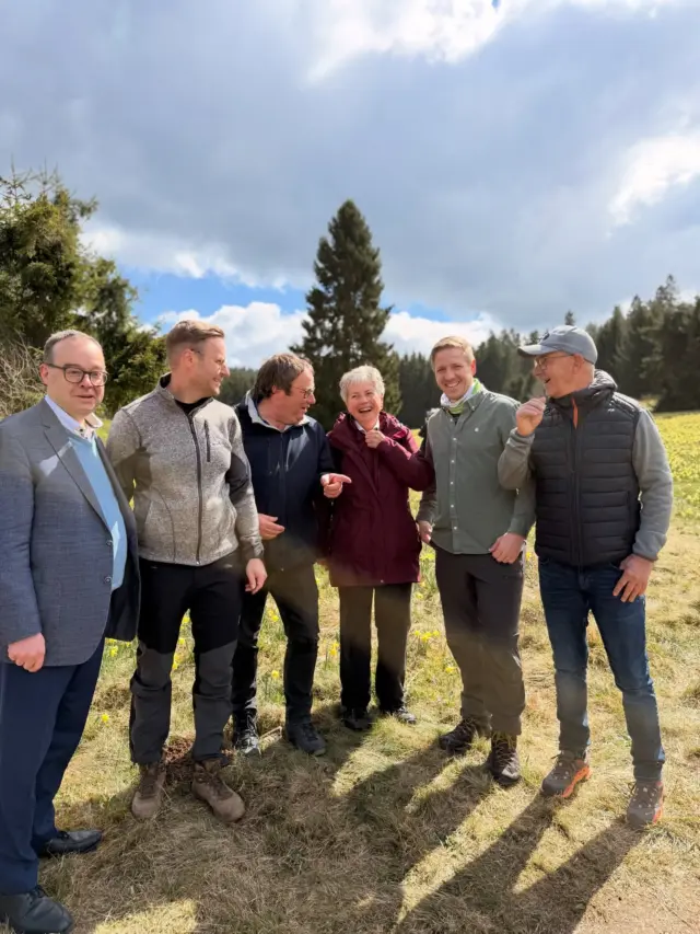 Was für ein wunderbares Naturschauspiel 🌼❤️
Beim heutigen Narzissenfest am Hollerather Knie bin ich gemeinsam u.a. mit Umweltminister Oliver Krischer und Hellenthals Bürgermeister Martin Berners zu den Wiesen im Tal der Olef gewandert. Dass wir das Jahr für Jahr feiern und erleben dürfen, haben wir vor allem Prof. Wolfgang Schumacher und Loki Schmidt zu verdanken. 
Und diese Natur gilt es zu bewahren - es freut mich, dass die Gemeinden in Hellenthal, Monschau und Büllingen, wir als Kreis, das Ministerium, die NRW Stiftung, der Naturpark und vor allem so viele Ehrenamtler von Naturschutz bis Feuerwehr hieran mitwirken.