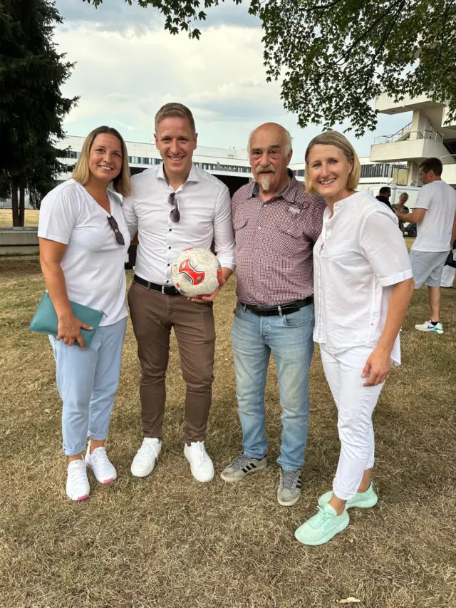 Fußball, Sportsgeist und beste Stimmung beim  Sommerempfang 2026 ⚽️😎🥵
Mir hat der Abend mit so vielen tollen Gästen, darunter die Fußball-Legenden Sonja Fuss, Inka Grings und Harald Konopka, wieder richtig viel Spaß gemacht. 
Danke euch ❤️