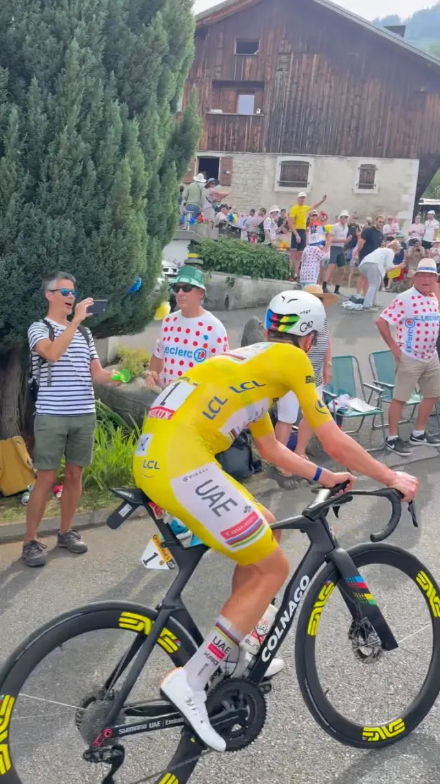 Un sport formidable, une expérience unique 🚴🇫🇷😎

Als großer Sport- und Rennrad-Fan wollte ich unbedingt mal die Tour de France live erleben - und dieses Erlebnis hat wirklich nicht enttäuscht. Mit meiner Familie war ich bei den Etappen 15 und 18 dabei. Ich hätte mir das mit Kindern deutlich komplizierter vorgestellt, aber es war völlig unkompliziert zur Strecke zu kommen und die Werbekarawane sorgt schon einmal für gute Laune. Wirklich ein Highlight: Beeindruckend mit welchem Tempo die Fahrer den Berg hoch strampeln und schön zu sehen, wie fair und enthusiastisch alle angefeuert werden.