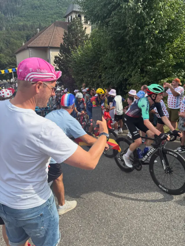 Impressionen von der Tour de France 🚴🇫🇷

Auf dem Weg an die Strecke bei der Bergankunft auf dem Plateau de Solaison - irre was hier los ist 🥳

Pogi gibt Gas 🚀

Und vor den Fahrern immer eine bunte Karawane

einmal selbst auf der Strecke beim Schlussanstieg nach Orcieres-Merlette 💪

überall entlang der Strecke schön dekoriert ❤️⚪️

Von den Hüten haben wir jetzt ne schöne Sammlung 😎

bei der Durchfahrt in Saint Jean-Saint Nicolas 

die Kinder hatten auch Spaß bei der Karawane 😍

Stilecht 😉

Spitzengruppe bei Etappe 18