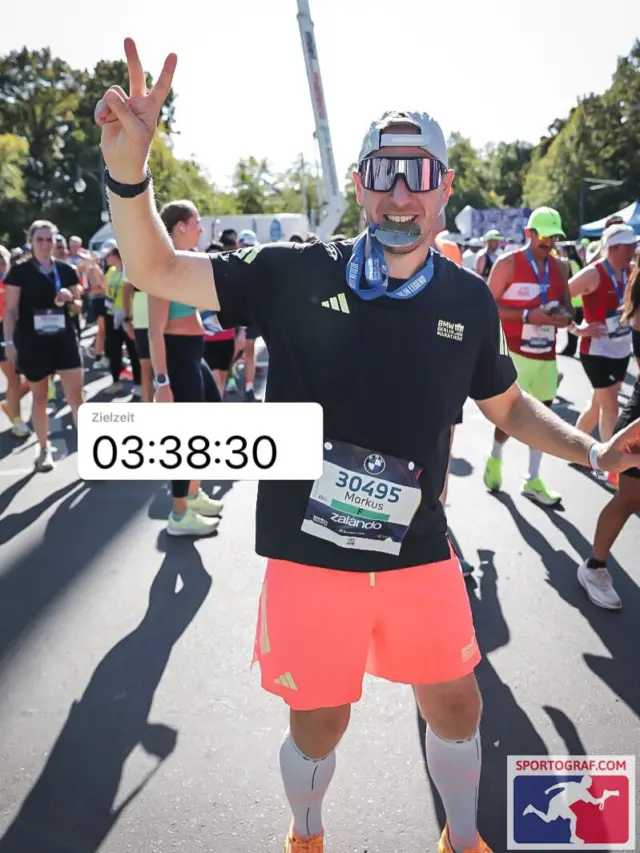Unvergessliche Gänsehaut-Momente beim Berlin-Marathon ❤️💪

Bei diesen 42,195 km geht’s um mehr als irgendeine Bestzeit: Allein schon am Start mit 56.000 Menschen aus aller Welt zu stehen und dann auf die Siegessäule zuzulaufen, ist einfach unbeschreiblich. Unterwegs habe ich dann schon auch das ein oder andere Mal über mein Leben und insbesondere die Marathon-Entscheidung nachgedacht. Aber die großartige Stimmung entlang der wunderschönen Strecke und die vielen tollen Teilnehmerinnen und Teilnehmer um mich herum haben mich bis zum Brandenburger Tor und ins Ziel getragen. Und auch mit meiner neuen persönlichen Bestzeit von 3:38 bin ich super zufrieden - das war das Maximum, was Sonntag drin war für mich. 
Der nächste Marathon kommt bestimmt…
