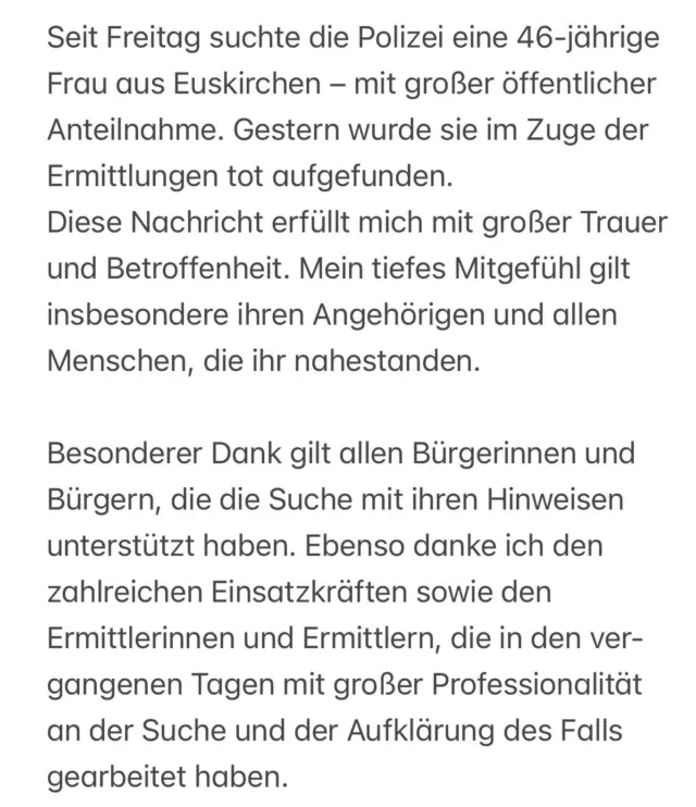 Ein Fall, der betroffen macht. 😢
Inzwischen sitzt der Tatverdächtige in Untersuchungshaft. Polizei und Staatsanwaltschaft ermitteln weiter zu den Hintergründen.