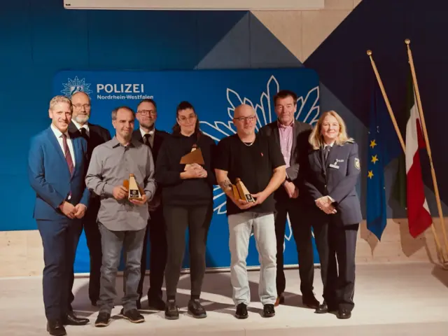 Hinschauen statt wegsehen ❣️

Vier Menschen aus unserem Kreis haben genau das getan. Dafür haben wir sie mit dem Zivilcourage-Preis unserer Kreispolizeibehörde ausgezeichnet.

Ihre Geschichten zeigen, was unsere Gesellschaft zusammenhält: Menschen, die Verantwortung übernehmen, füreinander einstehen und im entscheidenden Moment handeln.

Denn Zivilcourage beginnt oft dort, wo andere vielleicht wegschauen.

Was unsere vier Preisträger geleistet haben, erfahrt ihr auf den nächsten Bildern…

Aufmerksam gewesen und möglicherweise Schlimmeres verhindert ❣️

Claudia Bayrle bemerkte bei ihrer Arbeit als Reinigungskraft in einer Grundschule in Schleiden zwei Jugendliche, die dort Benzin verteilt hatten. Sie sprach die beiden an und machte Fotos, die später bei den polizeilichen Ermittlungen halfen.

Durch ihre Aufmerksamkeit und ihr entschlossenes Handeln konnte womöglich ein Brand verhindert werden.

Danke, Frau Bayrle, für diese besondere Zivilcourage!

Nicht lange gezögert, sondern gehandelt 💪

Als Jens Becker im Billiger Wald einen Waldbrand entdeckte, alarmierte er die Feuerwehr und zog mit seinem Traktor eine Schneise, um die Ausbreitung des Feuers einzudämmen.

Er hat Verantwortung übernommen, als es darauf ankam – mit Entschlossenheit und einem bemerkenswerten Einsatz.

Vielen Dank, Herr Becker, für dieses vorbildliche Handeln!

Mut beweisen, wenn andere Hilfe brauchen. ✊

Martin Rzepka wurde am Euskirchener Bahnhof Zeuge eines gewalttätigen Übergriffs auf eine Frau. Er griff ein, wurde dabei selbst geschlagen und hielt den Angreifer bis zum Eintreffen der Polizei fest.

Eine Situation, in der es großen Mut erforderte, nicht wegzusehen.

Danke, Herr Rzepka, für Ihren außergewöhnlichen Einsatz und Ihre Hilfsbereitschaft!

Zivilcourage hat viele Gesichter ❤️

Das zeigt auch die Geschichte unseres vierten Preisträgers Christian Lienke-Köhler, der bei der Verleihung leider nicht persönlich dabei sein konnte.

Er meldete der Polizei ein auffällig fahrendes Wohnmobil in Blankenheim. Bei der Kontrolle stellte sich heraus, dass der minderjährige Fahrer keine Fahrerlaubnis hatte und sowohl das Wohnmobil als auch ein darin befindliches Mofa gestohlen waren.

Sein Beispie